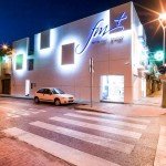 Fachada ventilada de Butech realizada con KRION&reg; en la Farmacia Font de Mora