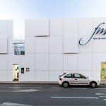 Fachada ventilada de Butech realizada con KRION&reg; en la Farmacia Font de Mora