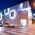 Fachada ventilada de Butech realizada con KRION&reg; en la Farmacia Font de Mora