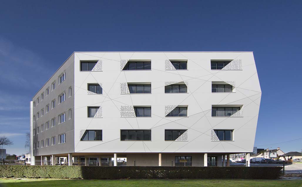Fachada ventilada y brise-soleils de KRION® en el Edificio Le Crysto, Rennes