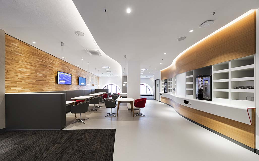 El lounge de las estaciones Deutsche Bahn en Alemania cuentan con KRION en su mobiliario