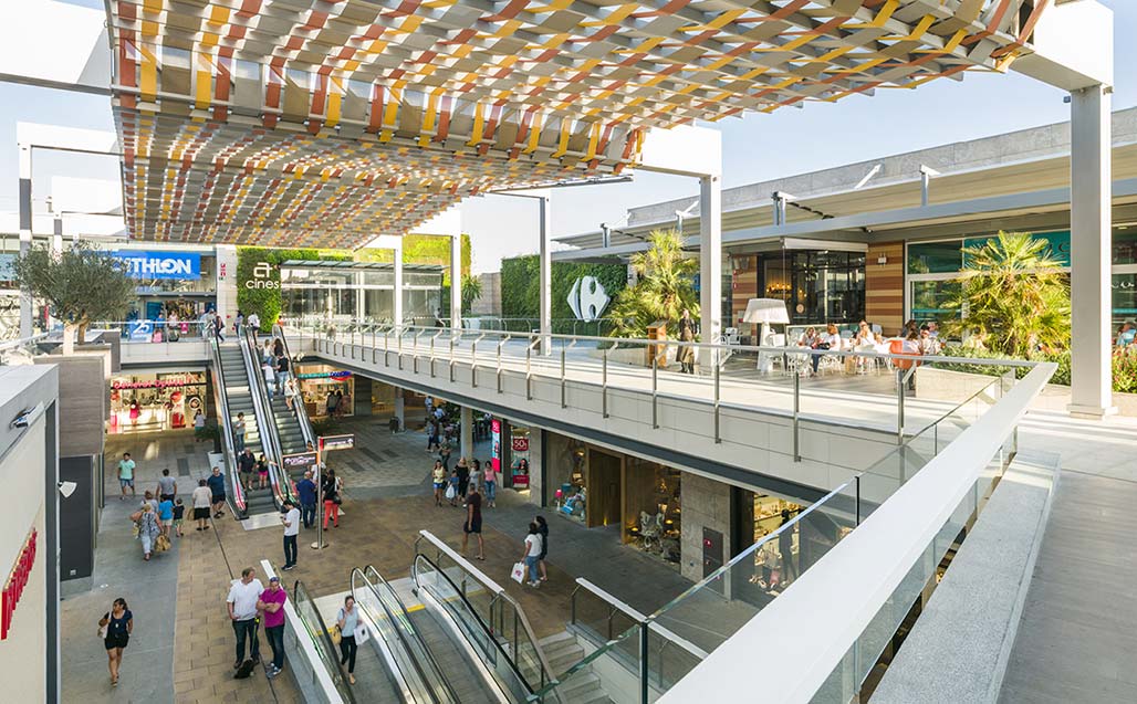 The backlit handrails of “FAN Mallorca Shopping” created with KRION