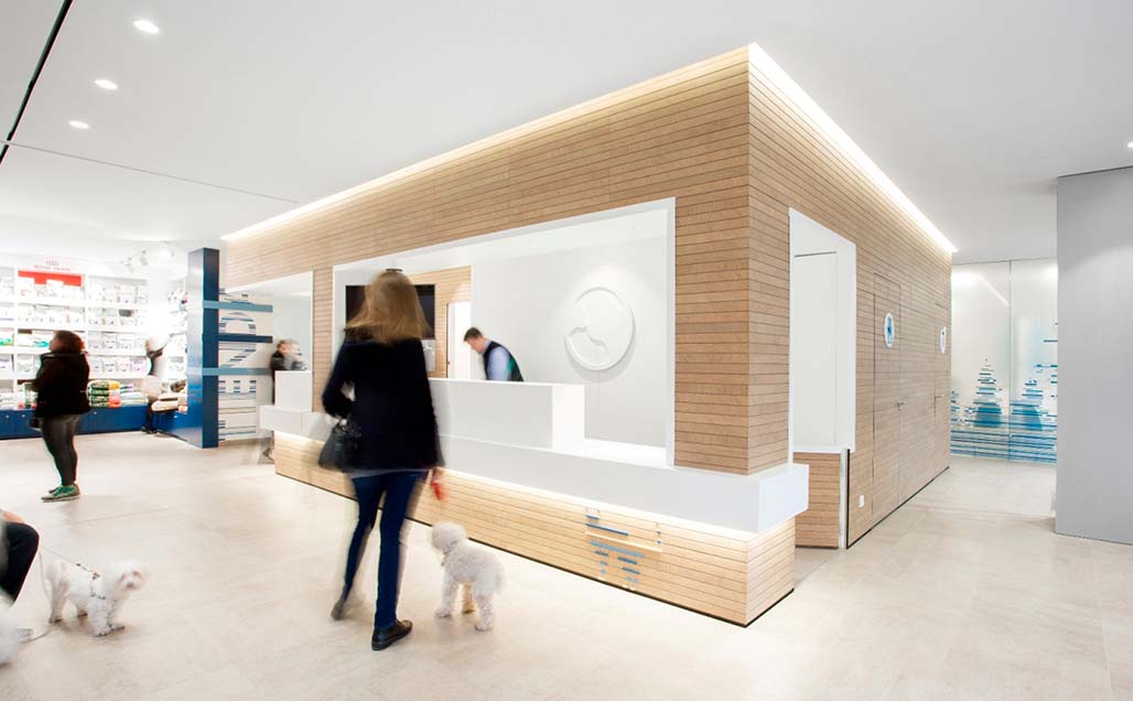 Dobleese incorpora KRION en el funcional e innovador Hospital Veterinario Constitución    