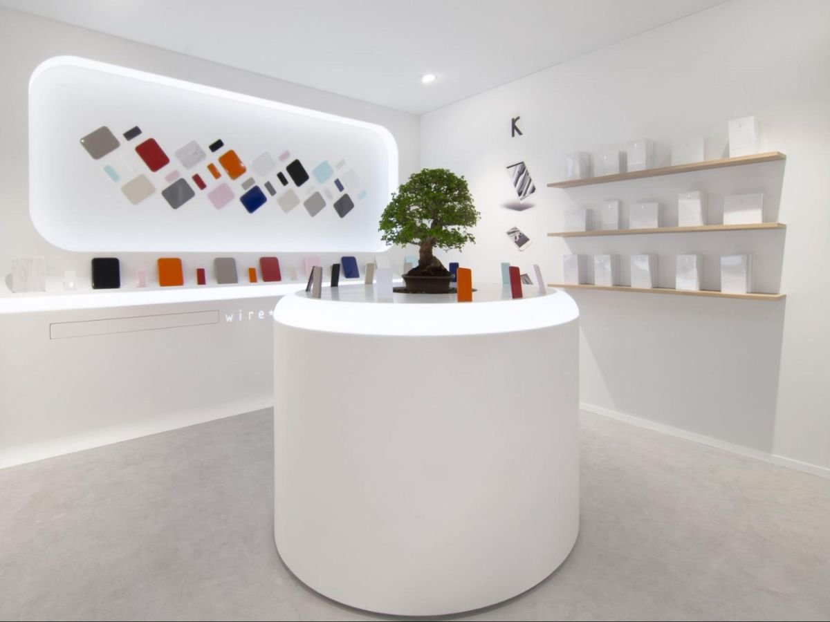 Krion® retroiluminado: colores para iluminar tu local comercial