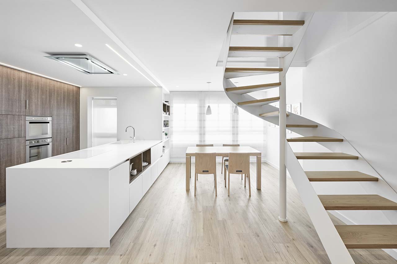 cocina moderna blanca y de madera