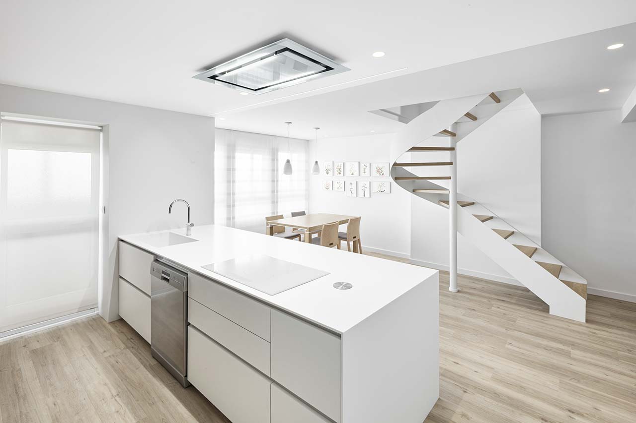 cocina blanca moderna con isla