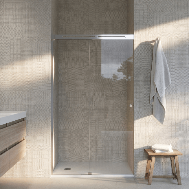 Salle de bains minimaliste avec cabine de douche Krion Silke 