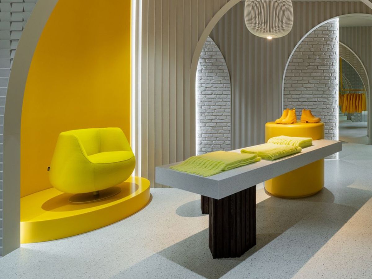 Espacio interior contemporáneo con uso creativo de colores de tendencia en proyectos decorativos